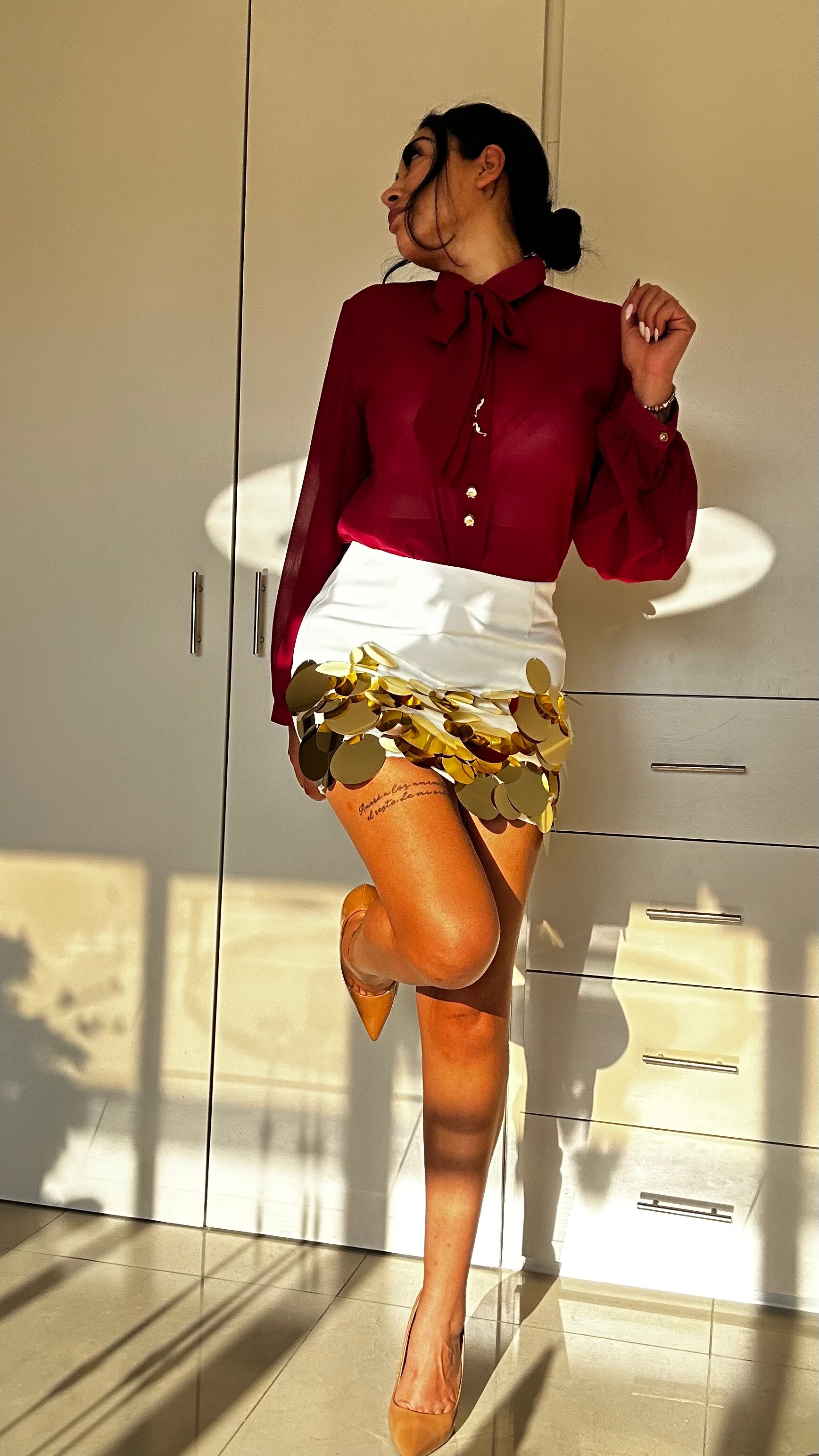 Falda Mini Blanca con Lentejuela Dorada XXL – Brillo de Impacto