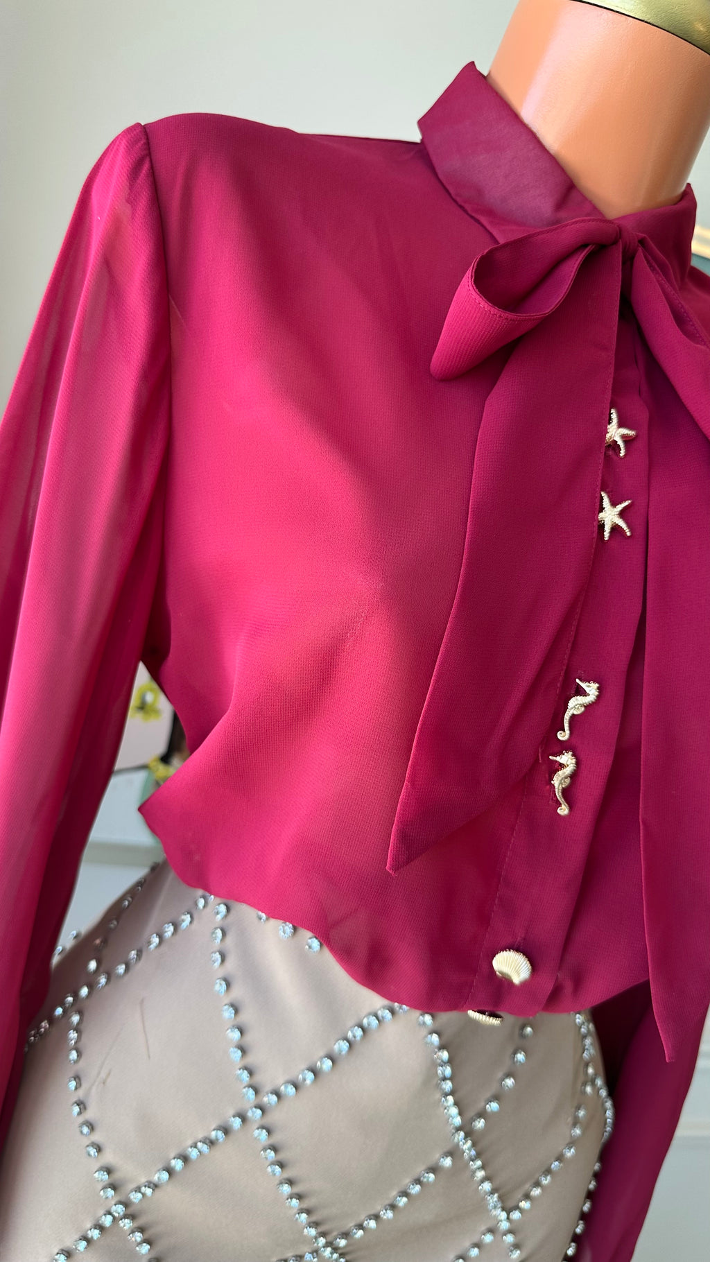 Blusa Elegante Moño en Seda – Vino Intenso