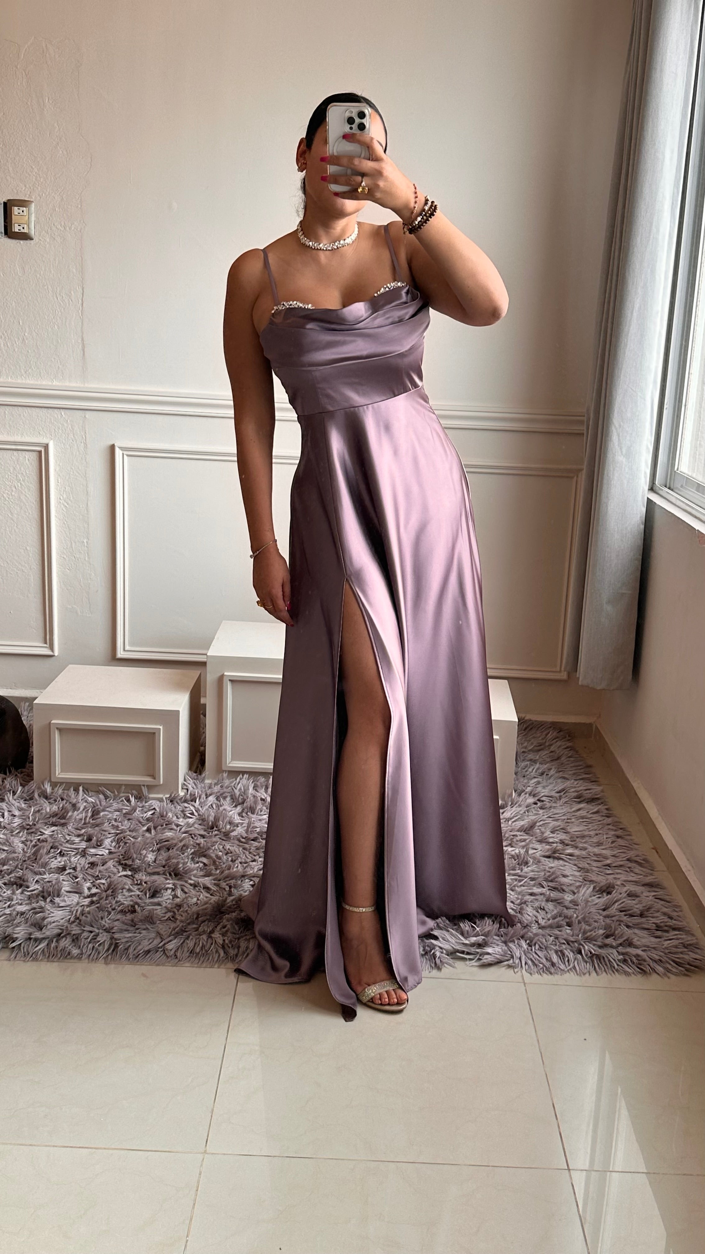 💜 Vestido Satinado Lila con Abertura y Detalle en Pedrería