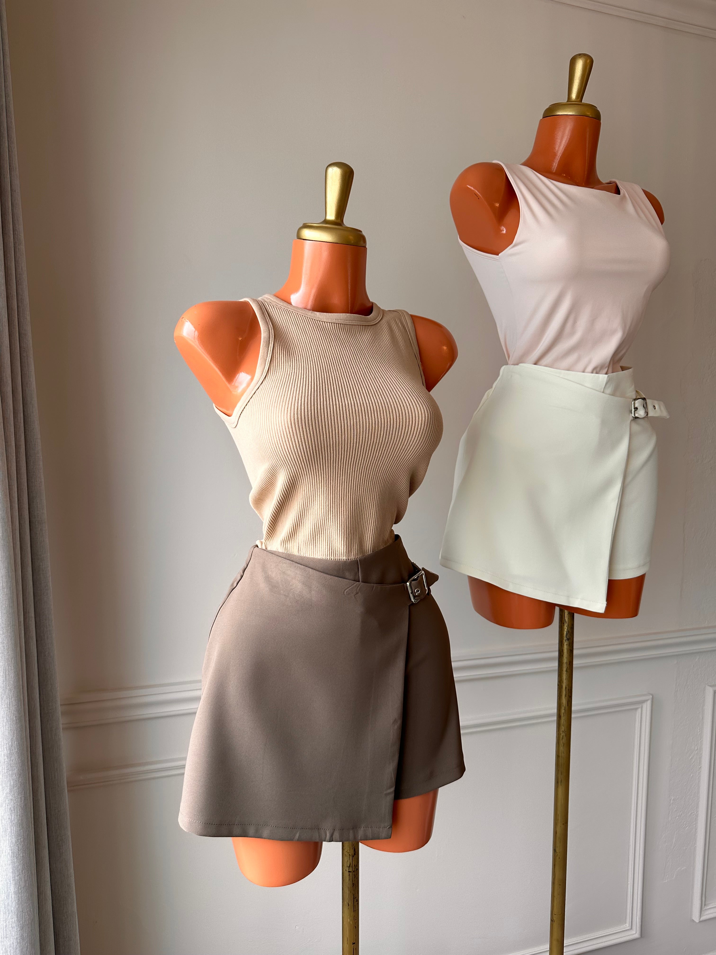 Short Falda Asimétrico Camel con Hebilla