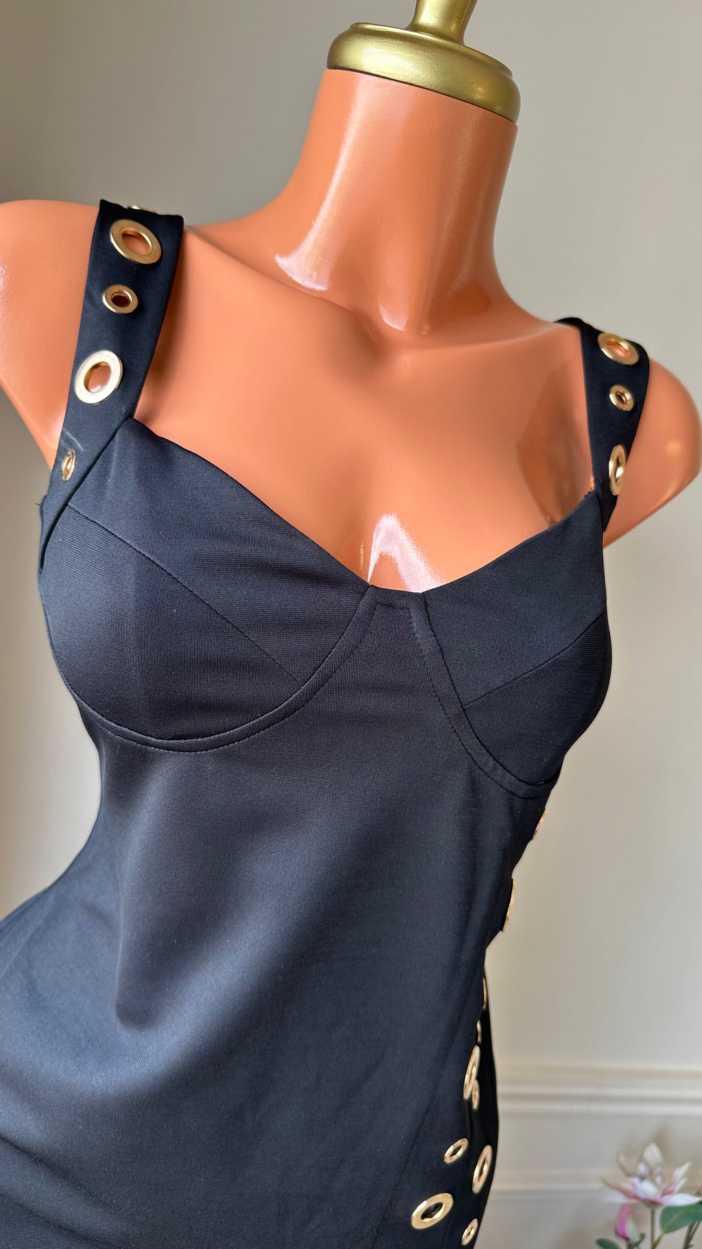 🖤 Vestido Negro Midi con Ojillos Dorados