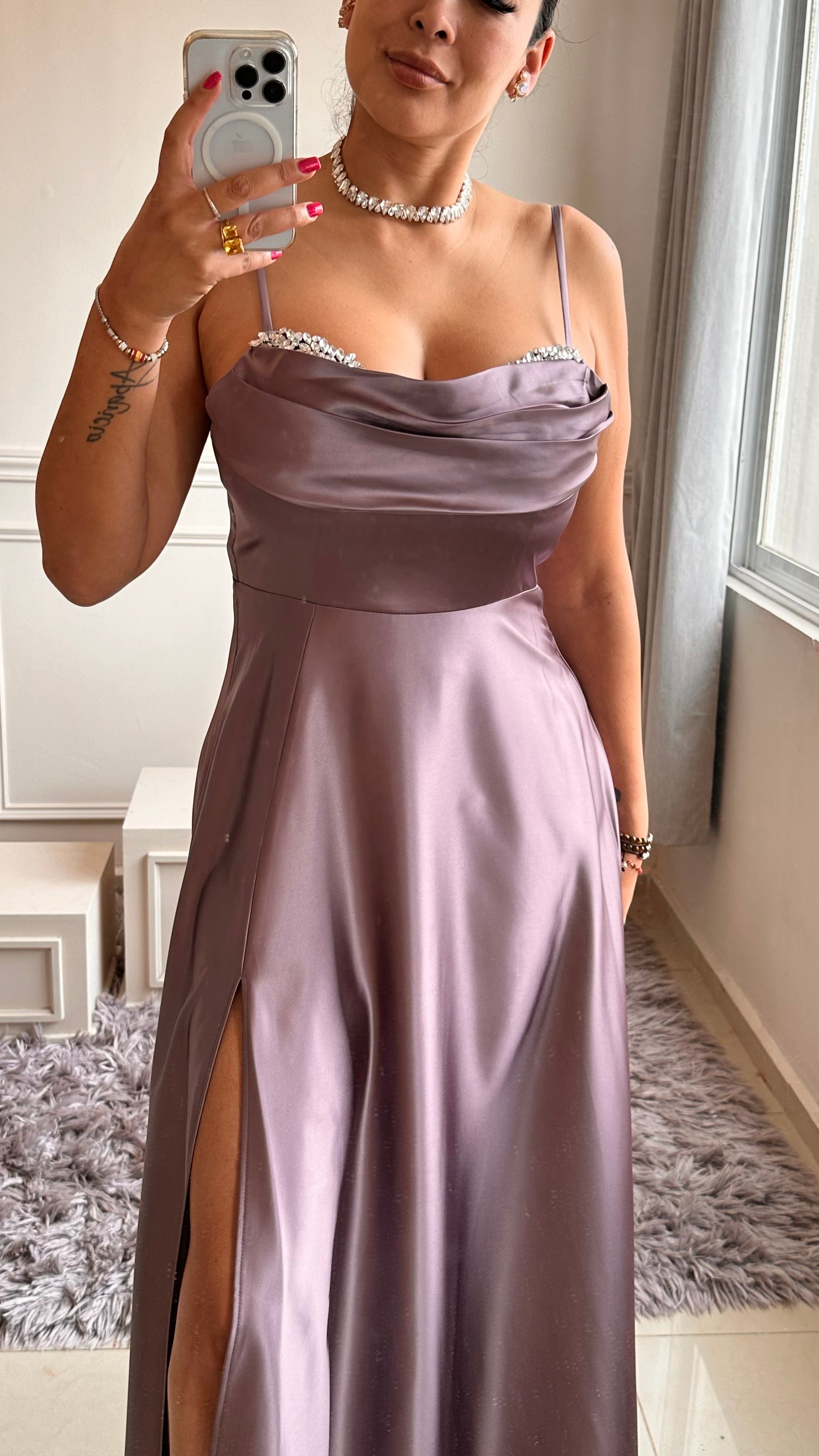 💜 Vestido Satinado Lila con Abertura y Detalle en Pedrería