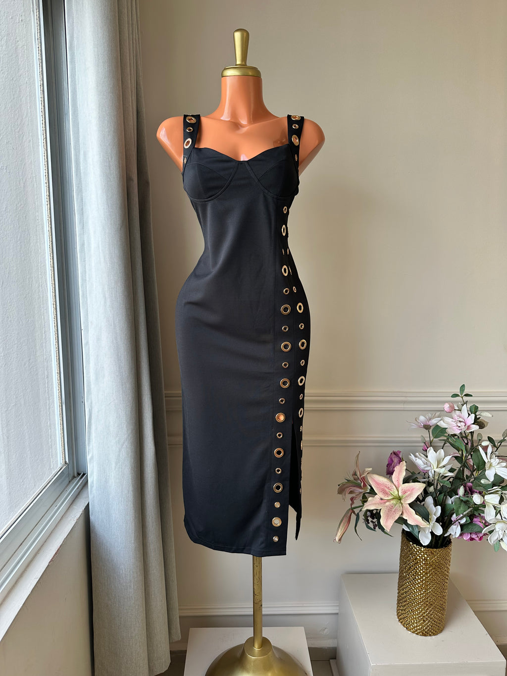 🖤 Vestido Negro Midi con Ojillos Dorados