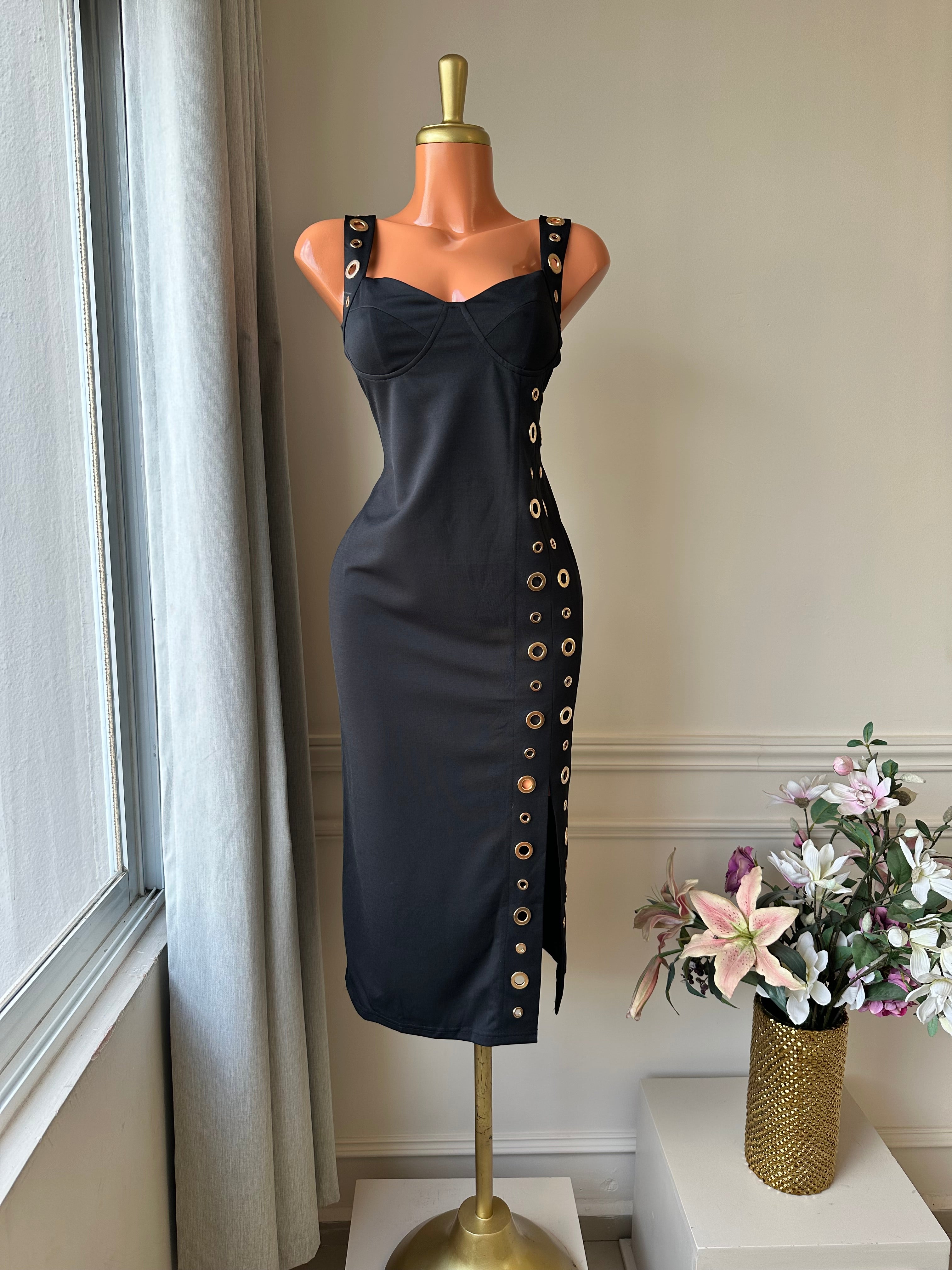 🖤 Vestido Negro Midi con Ojillos Dorados