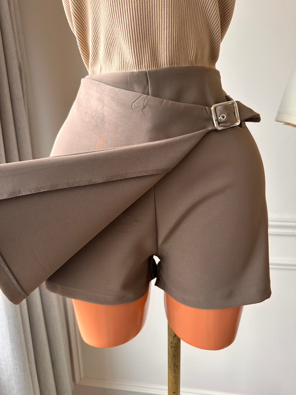 Short Falda Asimétrico Camel con Hebilla