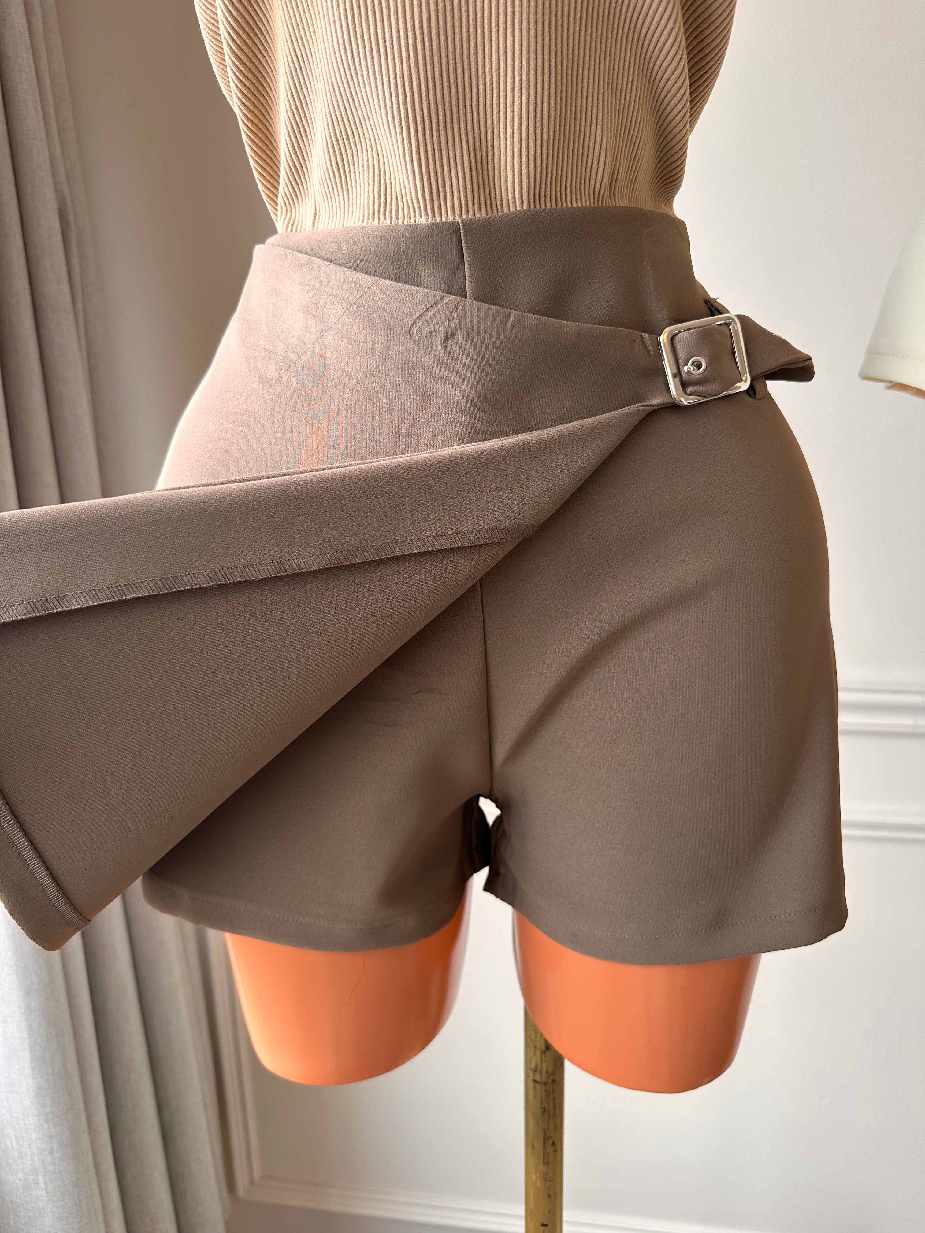 Short Falda Asimétrico Camel con Hebilla