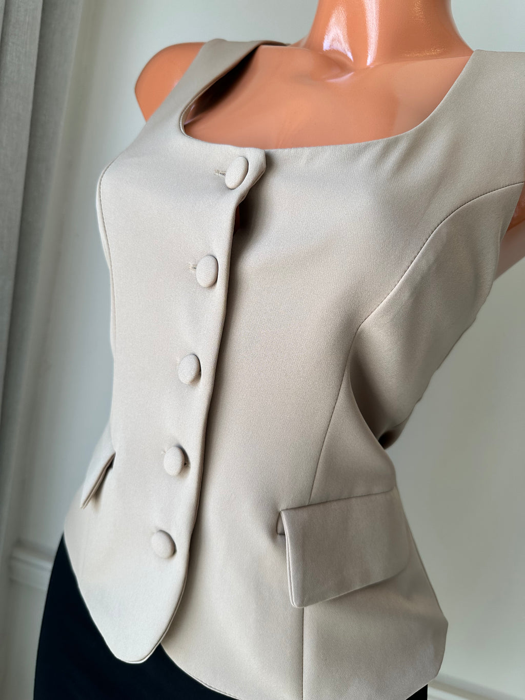 Chaleco Sastre Beige sin Mangas con Botones