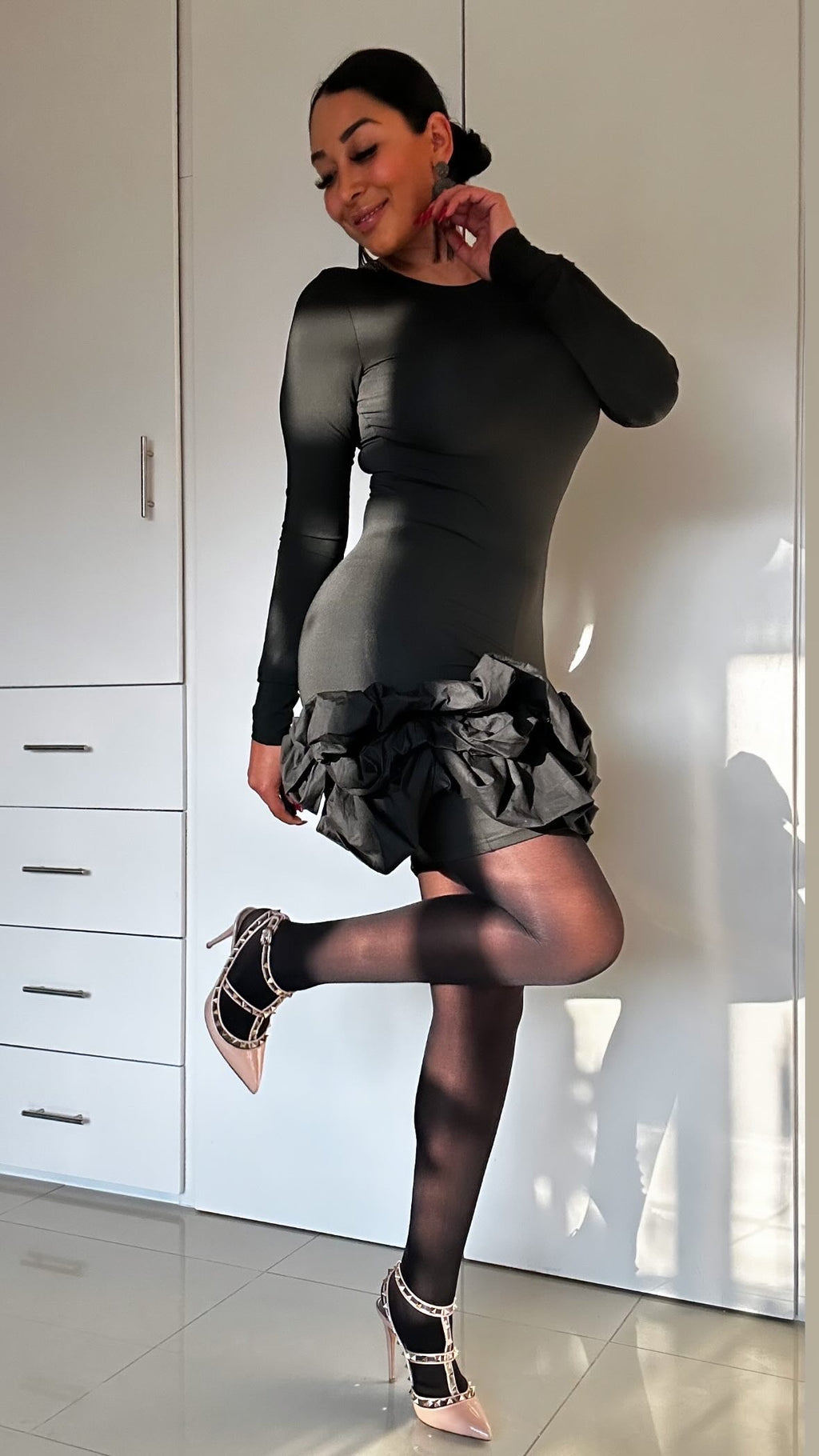 VESTIDO NEGRO PREMIUM MANGA LARGA CON DETALLE FRUNCIDO EN FALDA