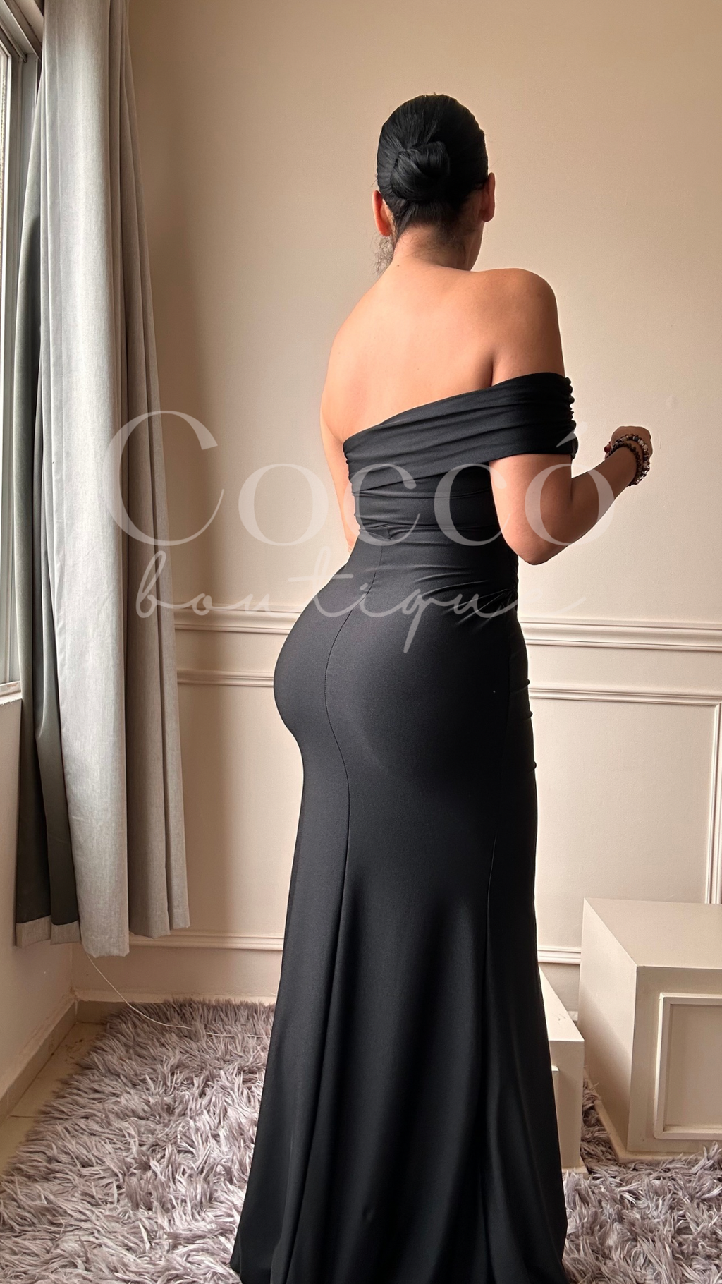 Vestido Negro Strapless con Abertura Elegante