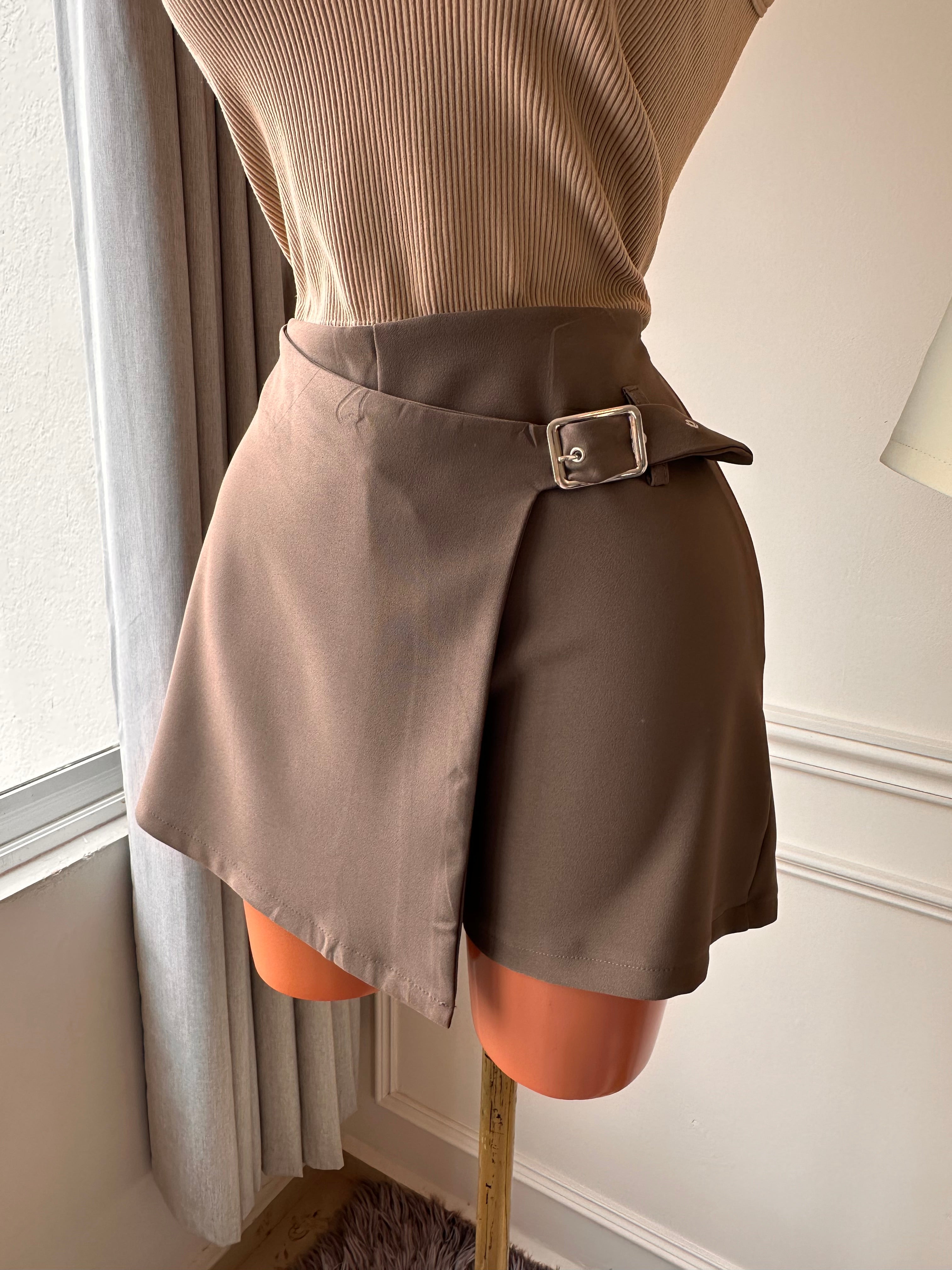 Short Falda Asimétrico Camel con Hebilla