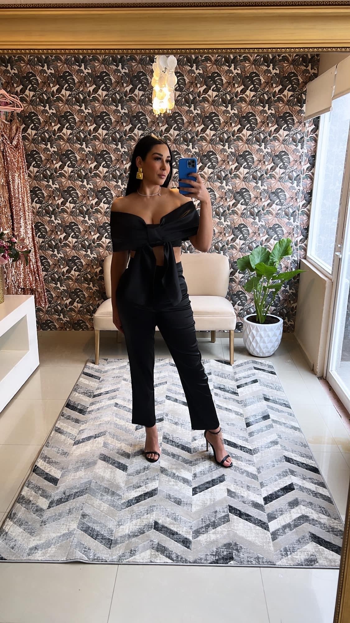 Set de Satén Negro 2 Piezas con Top Off Shoulder y Moño