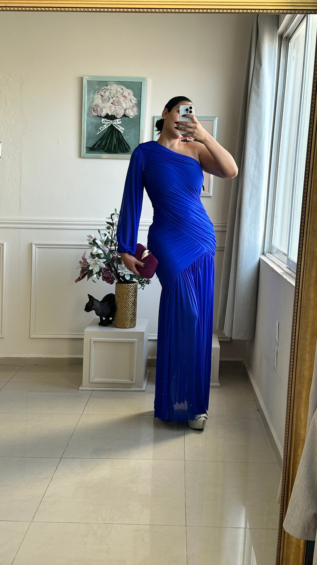 Vestido Largo Azul Rey de Un Hombro con Drapeado Elegante