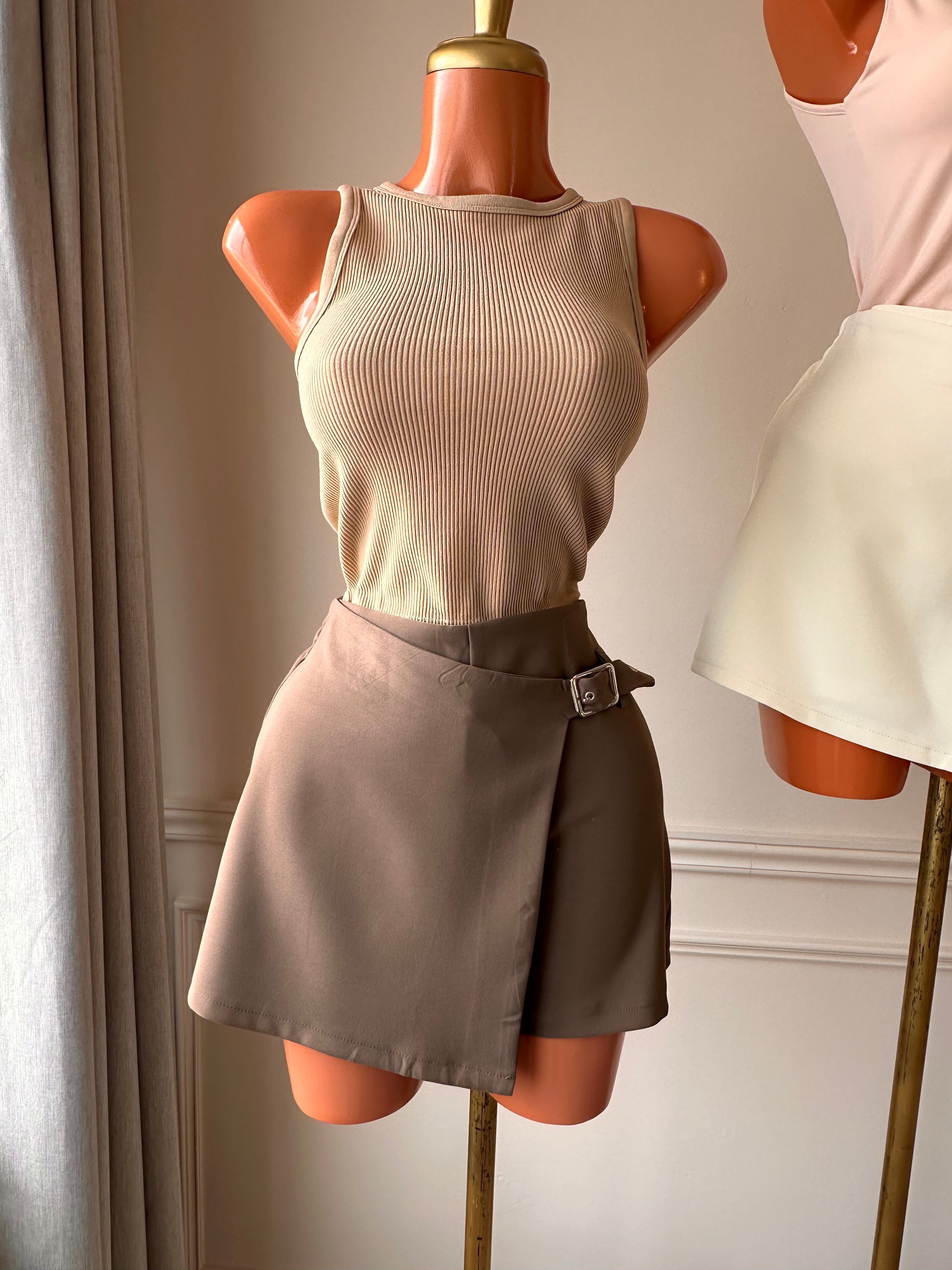 Short Falda Asimétrico Camel con Hebilla