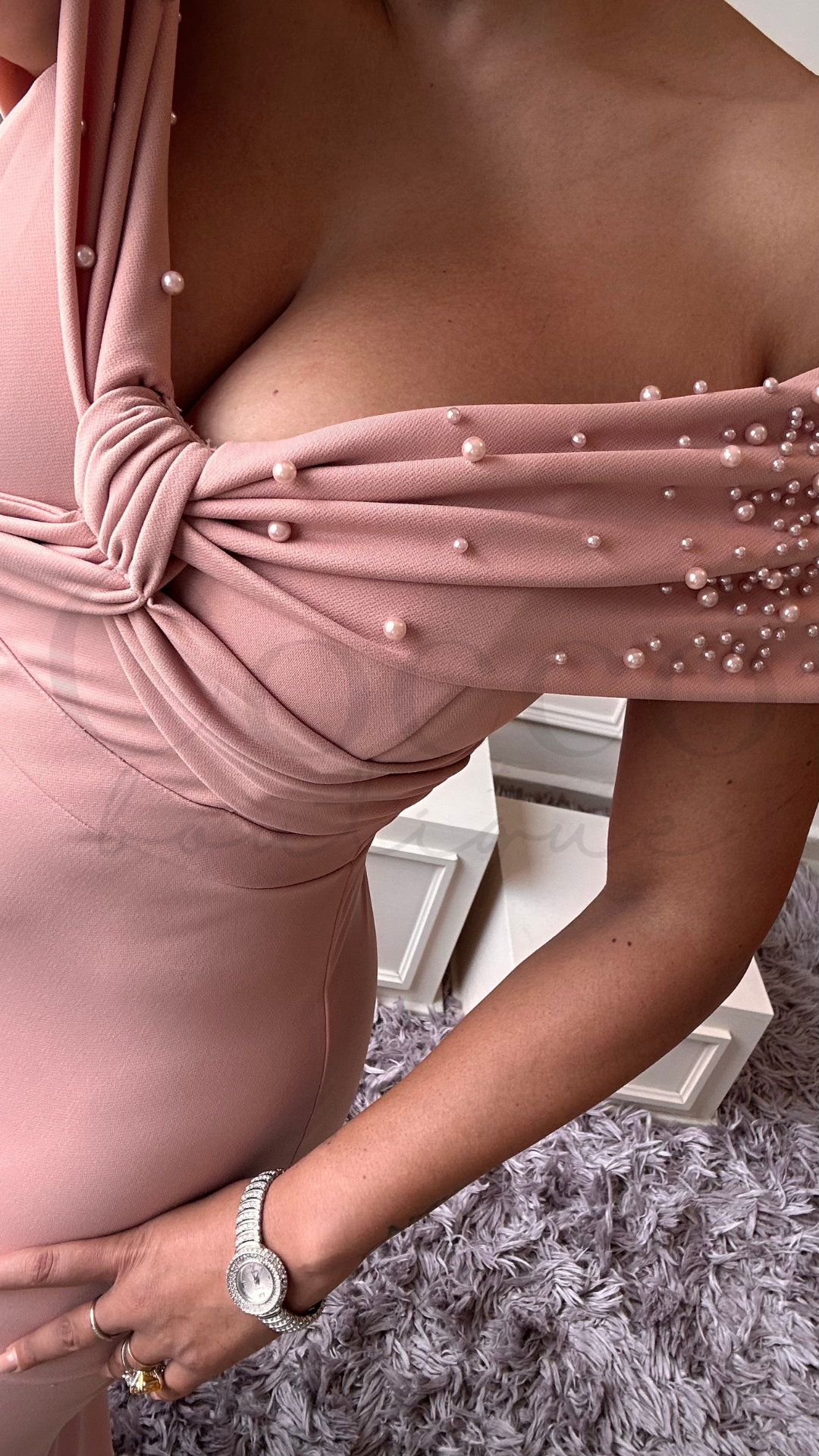 Vestido Largo Rosa Blush Off Shoulder con Perlas