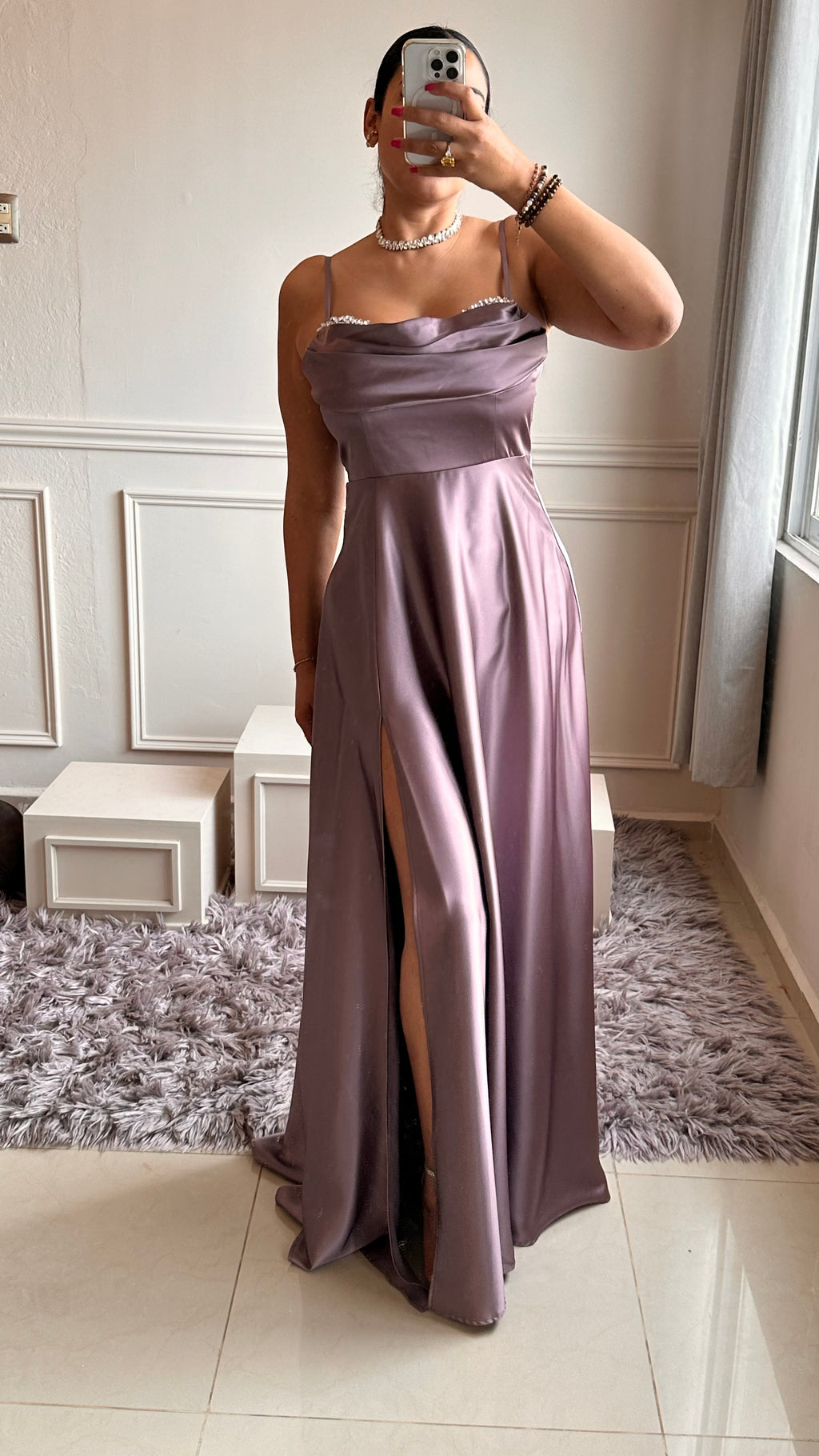 💜 Vestido Satinado Lila con Abertura y Detalle en Pedrería