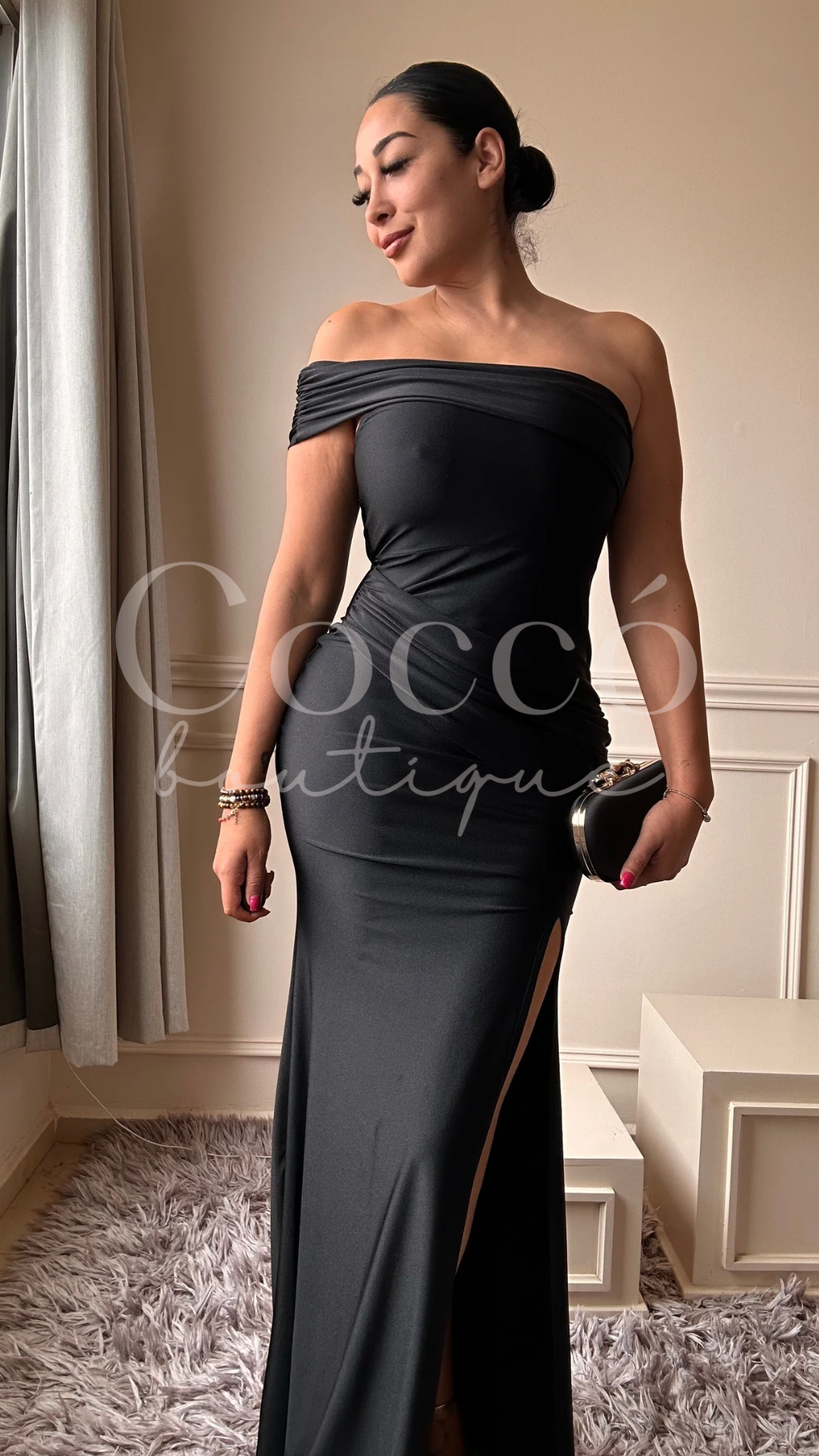 Vestido Negro Strapless con Abertura Elegante