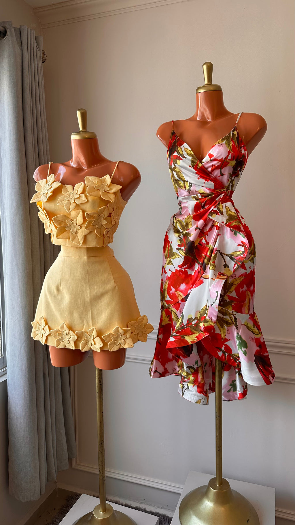 Vestido Floral Satinado con Escote Cruzado