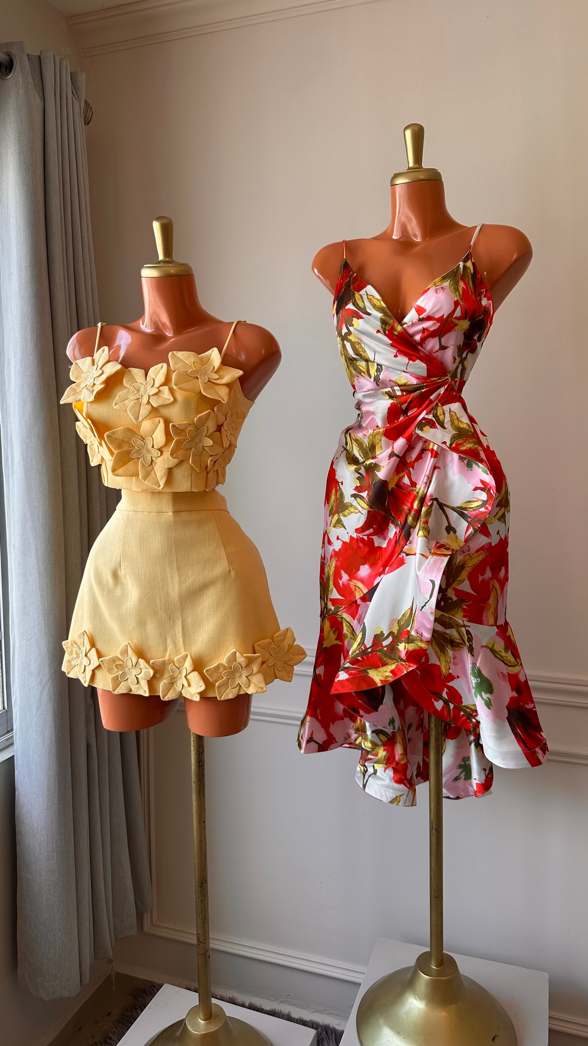 Vestido Floral Satinado con Escote Cruzado