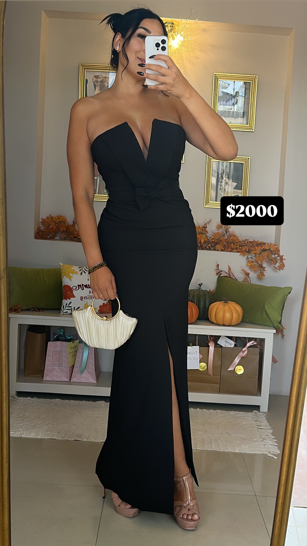 Vestido Largo Negro Strapless con Escote Profundo y Abertura