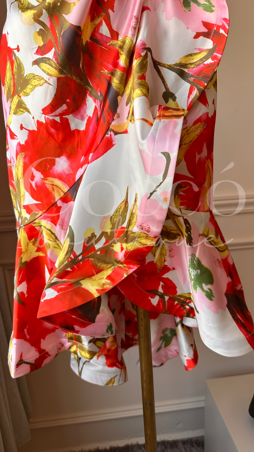 Vestido Floral Satinado con Escote Cruzado