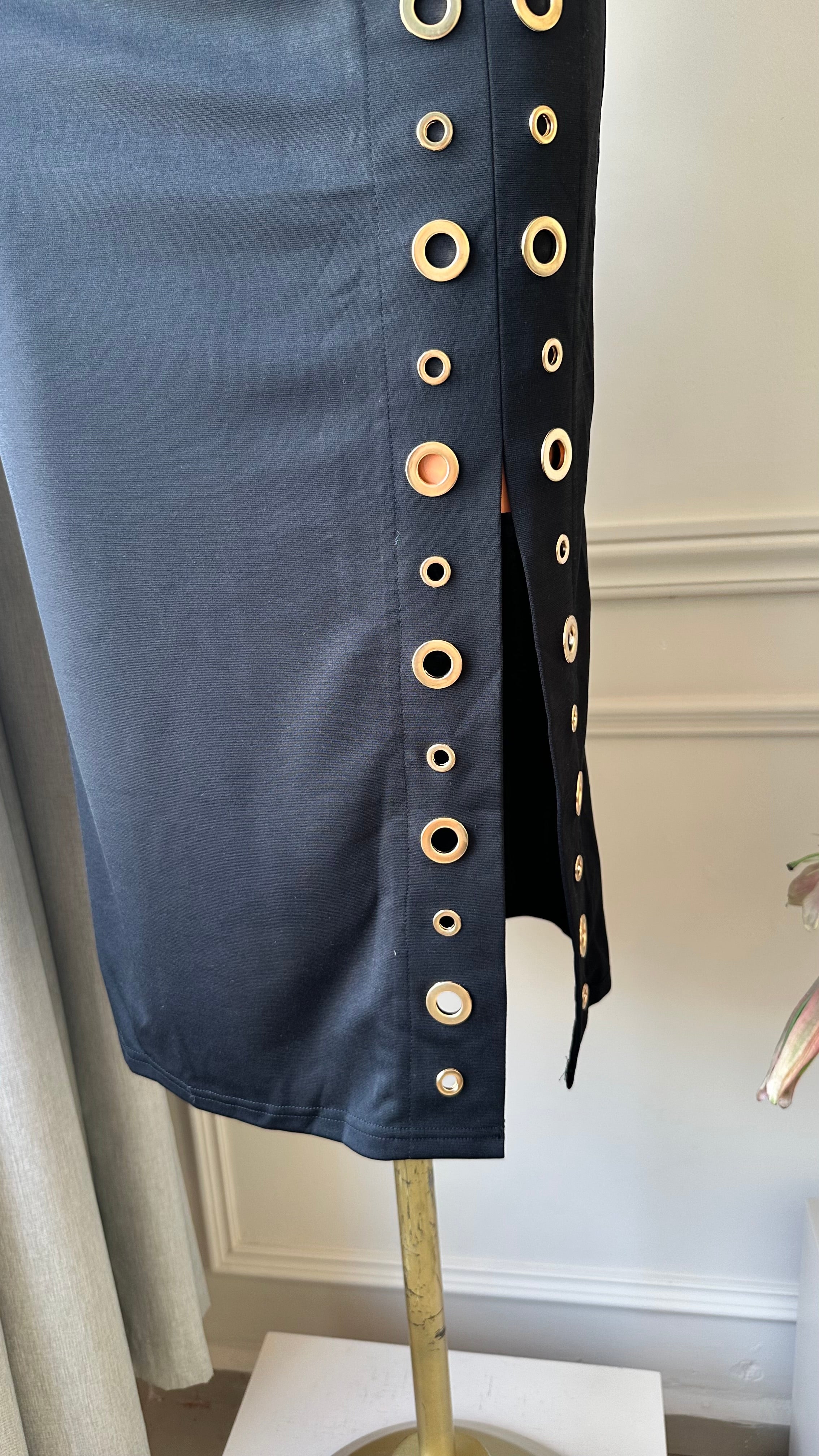 🖤 Vestido Negro Midi con Ojillos Dorados