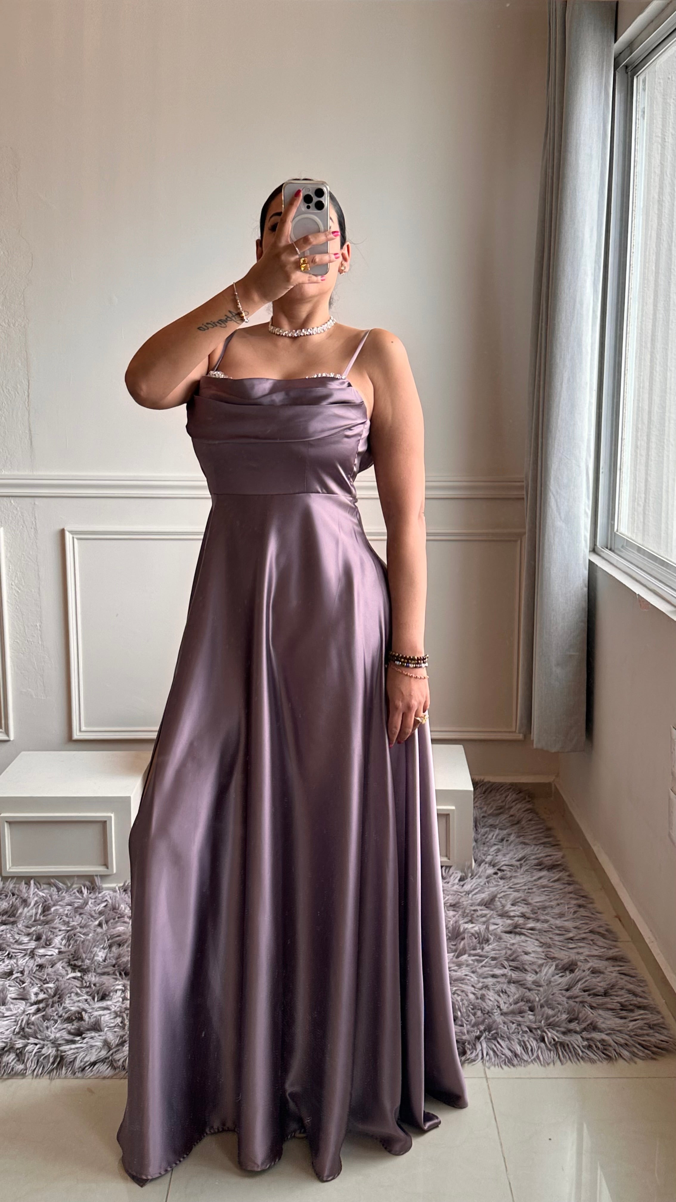 💜 Vestido Satinado Lila con Abertura y Detalle en Pedrería