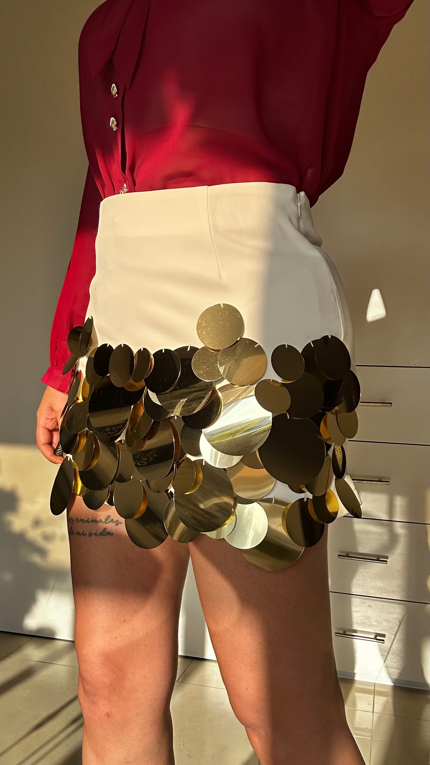 Falda Mini Blanca con Lentejuela Dorada XXL – Brillo de Impacto