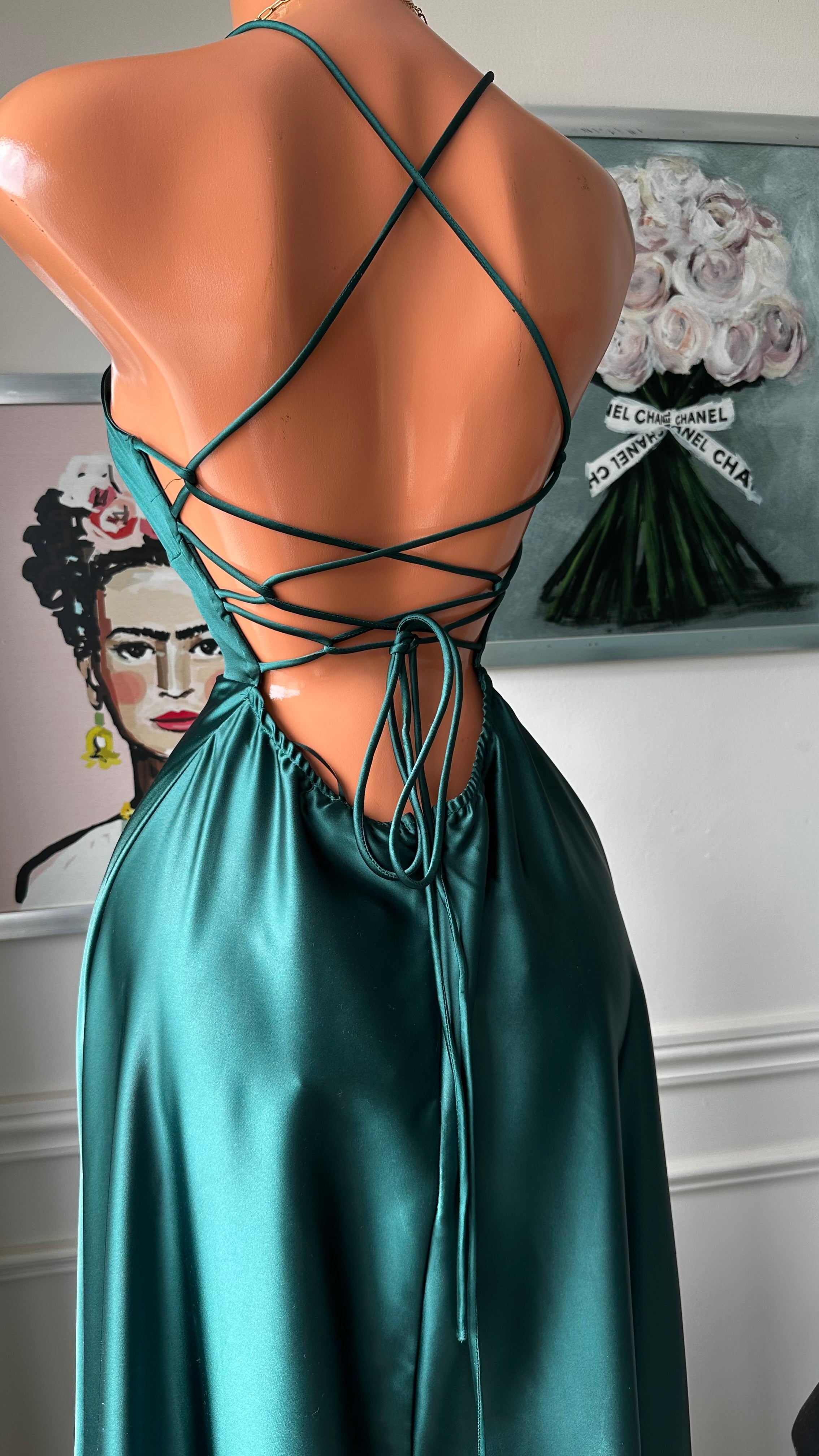 Vestido Largo Satinado Verde Esmeralda con Espalda Ajustable
