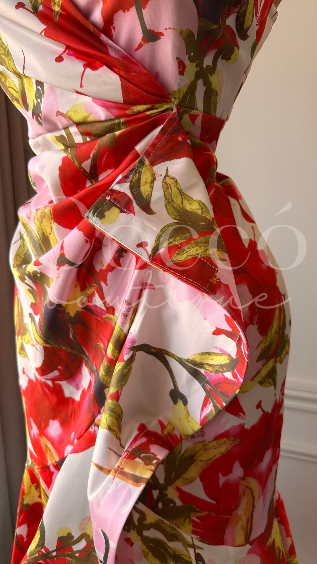 Vestido Floral Satinado con Escote Cruzado
